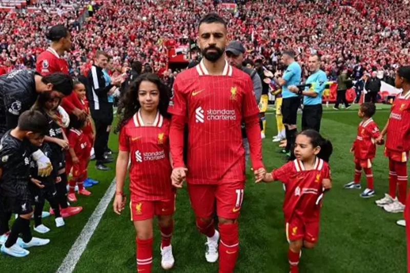 محمد صلاح برفقة ابنتيه مكة وكيان